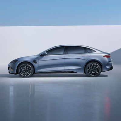 Nieuwe Elektrische Sedan met 4 wielen 550km van de limousinebyd Verbinding EV Waaier Verlaten Leiding