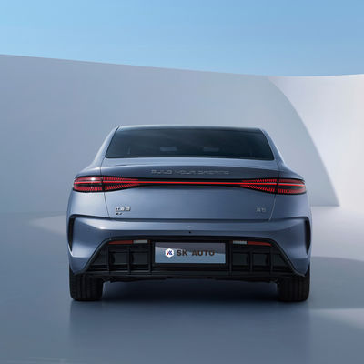 Nieuwe Elektrische Sedan met 4 wielen 550km van de limousinebyd Verbinding EV Waaier Verlaten Leiding