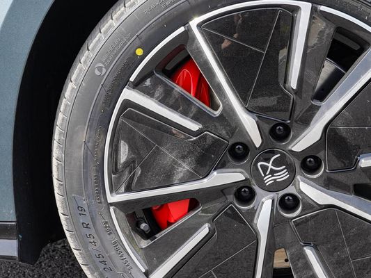 Modelvoertuig 601km Bereik 83.2kWh Batterijcapaciteit AWD Snel opladen Zonnedak Hoogspanningsstructuur Comfortabel voor het gezin