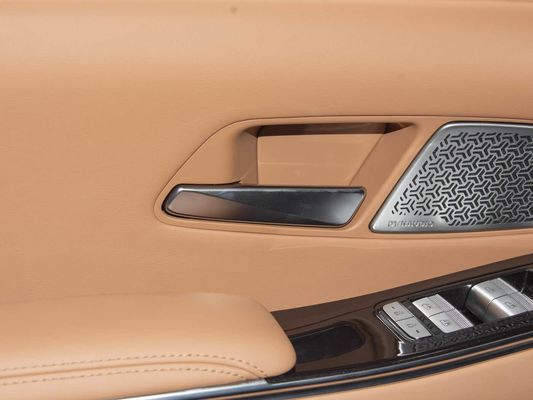 Modelvoertuig 601km Bereik 83.2kWh Batterijcapaciteit AWD Snel opladen Zonnedak Hoogspanningsstructuur Comfortabel voor het gezin