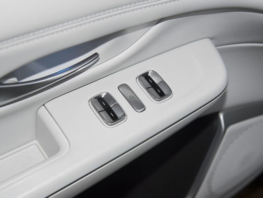 2025 Xpeng G9 Volledig elektrische SUV 93,1 kWh Batterijcapaciteit 423 kW Maximaal motorvermogen 680 km lange afstand en snel opladen met zonnedak